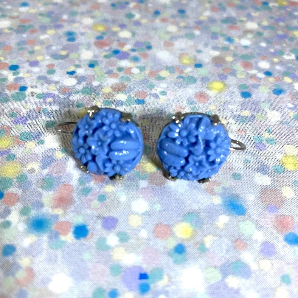 Carved Periwinkle resin screw back vintage earring